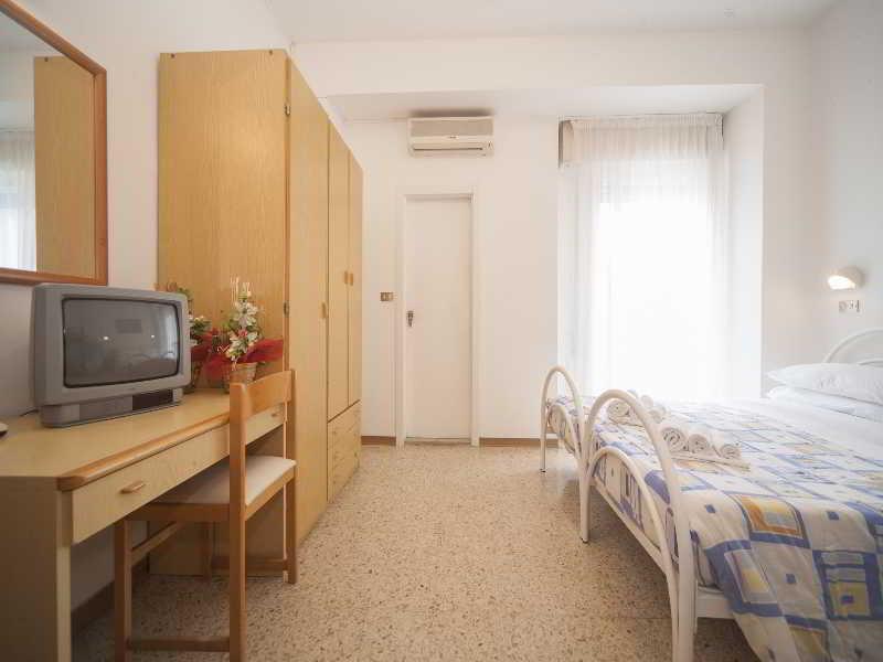 Hotel Gemini Ріміні Екстер'єр фото