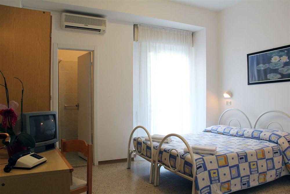 Hotel Gemini Ріміні Екстер'єр фото