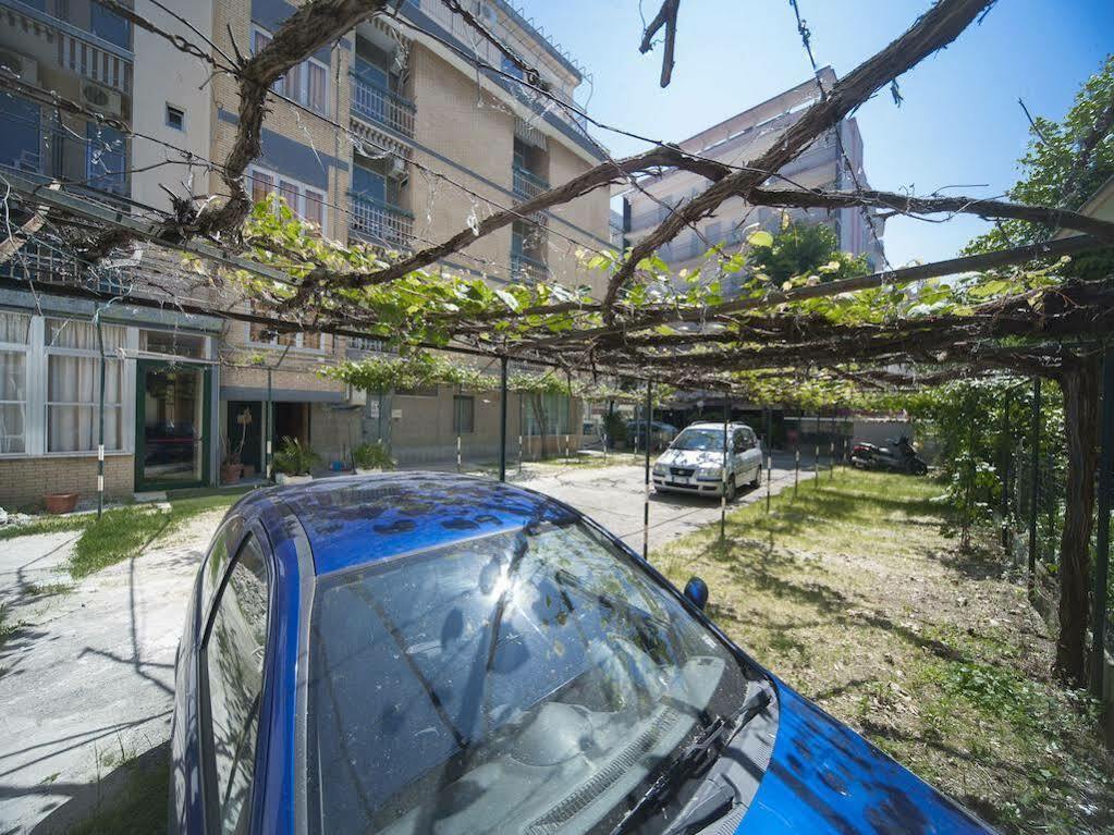 Hotel Gemini Ріміні Екстер'єр фото